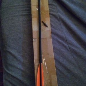 Arrows with detachable arrow heads